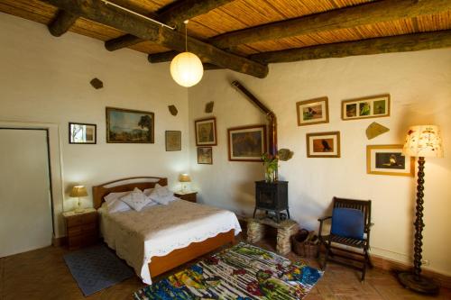 ein Schlafzimmer mit einem Bett, einer Lampe und einem Stuhl in der Unterkunft Paradise in Portugal in Santa Clara-a-Velha