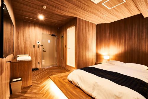 Ένα ή περισσότερα κρεβάτια σε δωμάτιο στο &AND HOSTEL HOMMACHI EAST