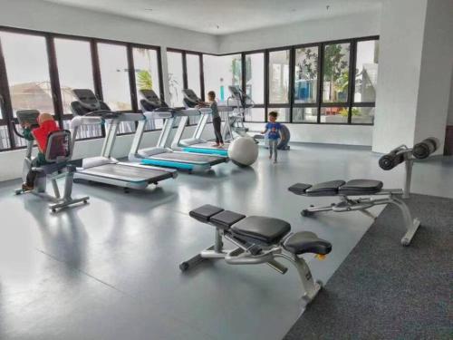 ein Fitnessstudio mit einem Haufen Trainingsgeräten darin. in der Unterkunft I- City in Kuala Selangor