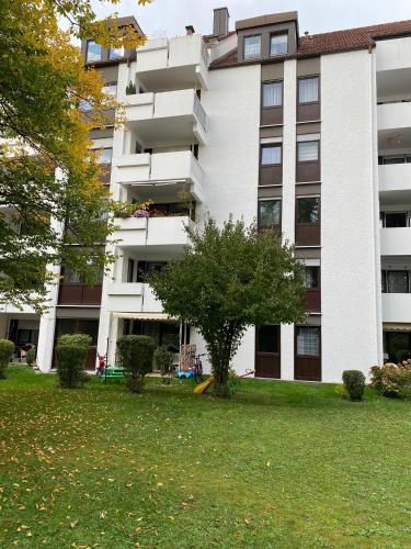 an apartment building with a tree in front of it at 3 Zimmerwohnung nähe Autobahn A8 in Augsburg