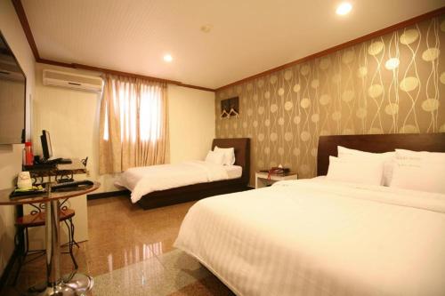 Habitación de hotel con 2 camas y TV en New World Hotel Yongsan, en Seúl