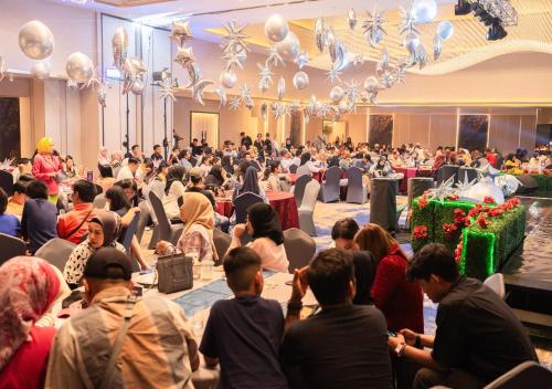 a crowd of people sitting in a large room at Pentacity Hotel Balikpapan in Balikpapan