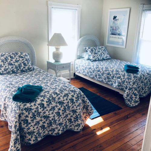 1 dormitorio con 2 camas y mesa con lámpara en Americana By the Sea, en Atlantic City