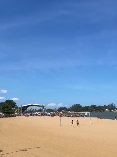 Un groupe de gens jouant au football sur une plage dans l'établissement Paraíso tropical, à Cabo Frio