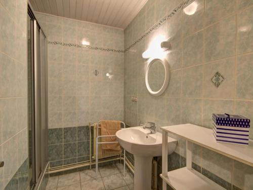 łazienka z umywalką i lustrem w obiekcie Gîte et studio avec cheminée, terrasse, salle de jeux et nature préservée à La Versanne - FR-1-496-280 w mieście La Versanne