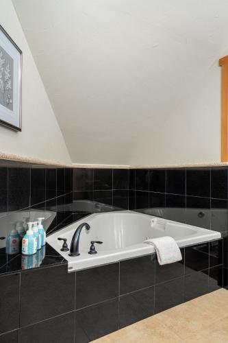 Ένα μπάνιο στο Parkland301 Sunlit 2,000 ft² Penthouse with Mtn View