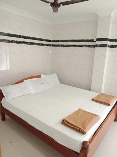 SrīsailamにあるGrand siri hotel and lodgeのベッド(白いシーツ、タオル付)