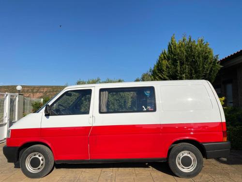 Villacarlos的住宿－Camper Van，停在车道上的一辆红色和白色的货车
