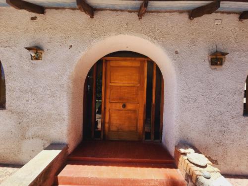 an entrance to a building with a wooden door at Casa de Campo en Malloco in Peñaflor