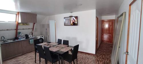 arriendo para turistas en la serena في لا سيرينا: غرفة طعام مع طاولة وكراسي في مطبخ