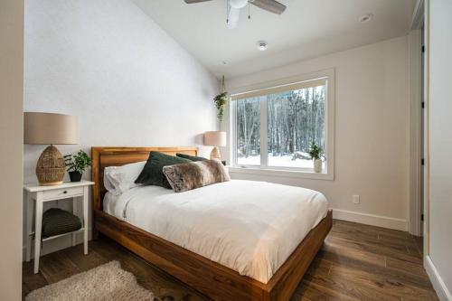 Postel nebo postele na pokoji v ubytování Chalet TERRE en harmonie avec la nature, Tremblant