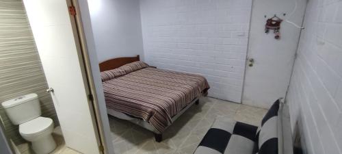 arriendo para turistas en la serena في لا سيرينا: غرفة صغيرة بها سرير ومرحاض