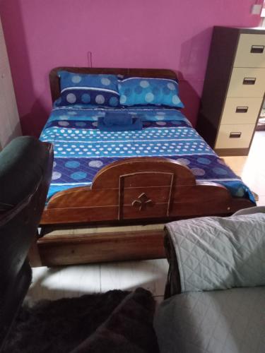 Tempat tidur dalam kamar di Caribb Home and Taxi Service