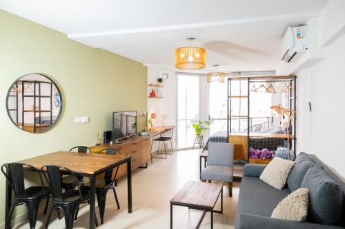 sala de estar con sofá y mesa en Inmejorable! Piso alto en Centro BsAs, Moderno con parrilla y pileta 3 pax en Buenos Aires