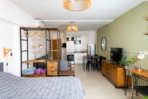 1 dormitorio con 1 cama y sala de estar con cocina en Inmejorable! Piso alto en Centro BsAs, Moderno con parrilla y pileta 3 pax en Buenos Aires