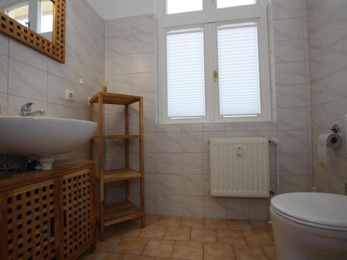 uma casa de banho com um lavatório e um WC em Terraced house with WiFi em Buchholz