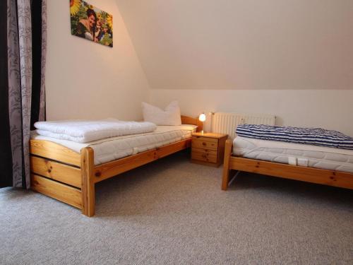 two twin beds in a room with at Terraced house with WiFi in Buchholz