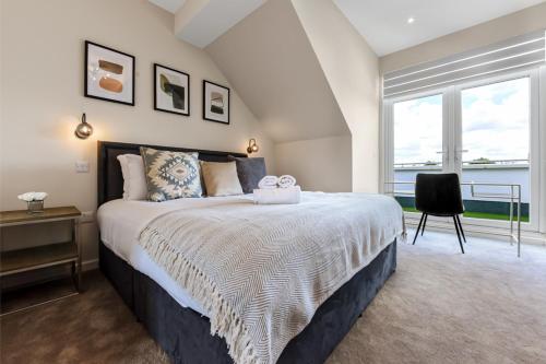 Un dormitorio con una cama grande y una ventana en Chic Retreat Residences: 3 BD Haven - Sleeps 10 en Londres