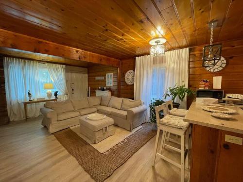 Et sittehjørne på Cheerful 2-Bedroom cabin with indoor fireplace