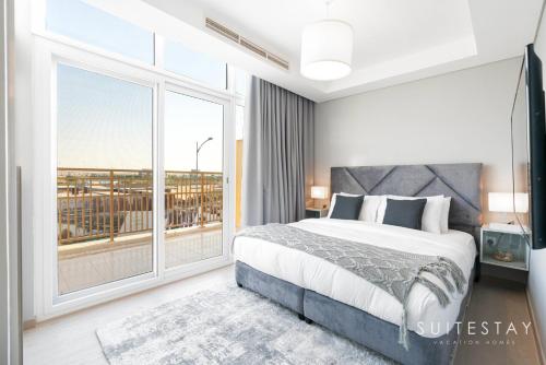 - une chambre avec un lit et une grande fenêtre dans l'établissement Adorable Bright Villa in Residential Community, à Dubaï