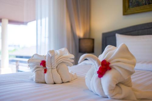 two towels are made to look like swans on a bed at Luxury 5 Bedroom Villa Close to Beach SRS in Hua Hin