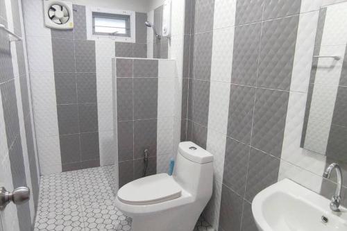 a bathroom with a toilet and a sink at กิติ์ชาวิว วิลล่า in Ban Nang Lae