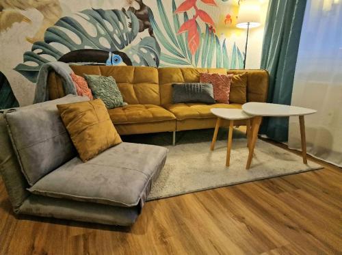 a living room with a couch and a table at Light Jungle - Innenstadt für 7 Grill Balkon Netflix Waschtrockner in Gießen