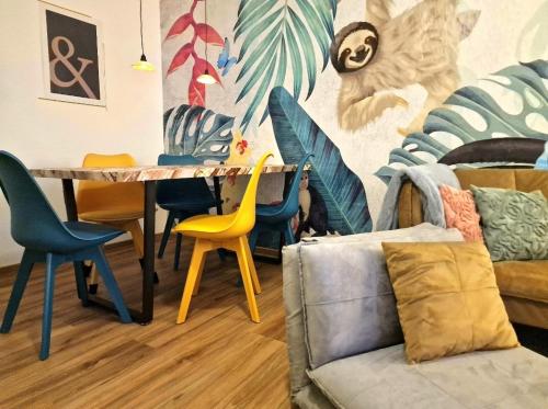 a living room with a table and chairs and a couch at Light Jungle - Innenstadt für 7 Grill Balkon Netflix Waschtrockner in Gießen