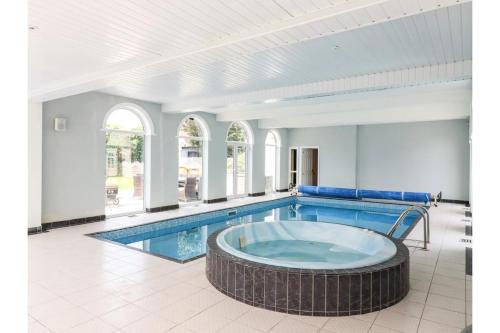 Πισίνα στο ή κοντά στο 6BD Vacation Home with Indoor Pool