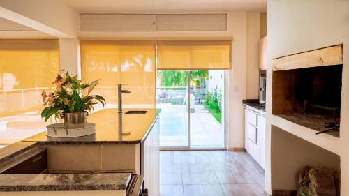 uma cozinha com um lavatório e uma grande janela em Bambú Hotel em Chepes
