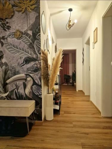 a hallway with a wall with a floral wallpaper at Light Jungle - Innenstadt für 7 Grill Balkon Netflix Waschtrockner in Gießen