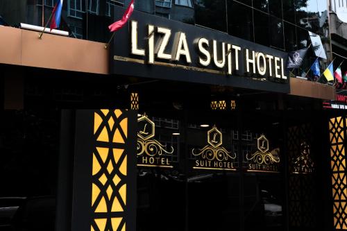um sinal para o Hotel Liza Swift num edifício em Liza Suit Hotel em Istambul