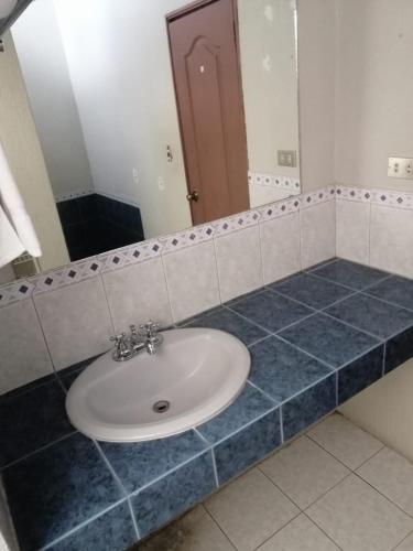 Un baño de Global Airport Inn FREE Shuttle