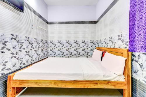 1 dormitorio pequeño con 1 cama en una habitación en OYO Mk Lodge, en Madurai