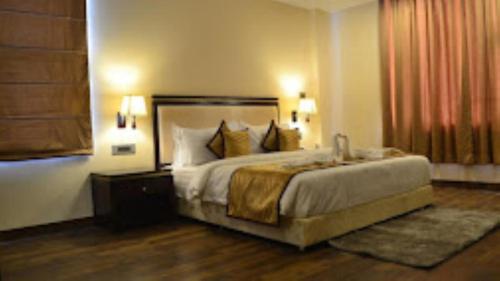 Krevet ili kreveti u jedinici u okviru objekta The Legend Hotel, Prayagraj
