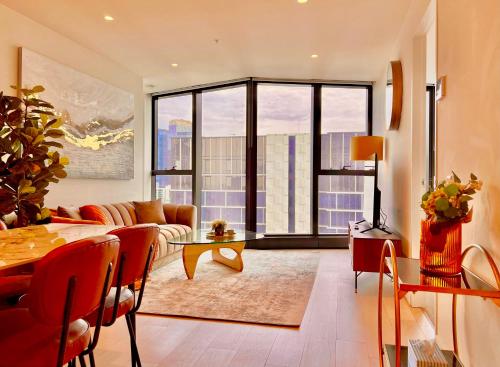 墨爾本的住宿－High rise top view 2bed2bath，客厅配有沙发和桌子