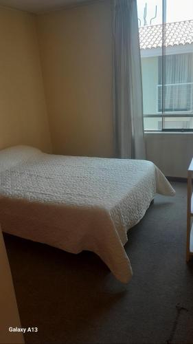- une chambre avec un lit et une fenêtre dans l'établissement Inn's Arequipa, à Arequipa