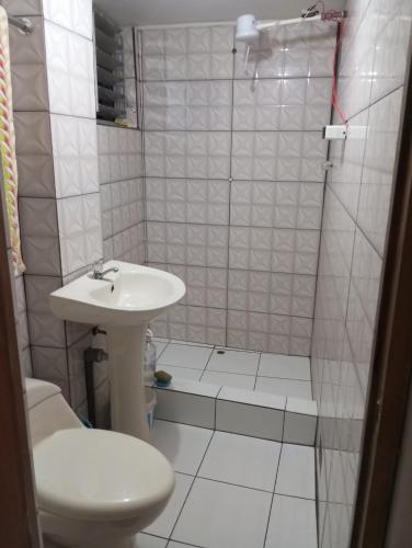 y baño con lavabo, aseo y ducha. en HuillcaNina, en Urubamba