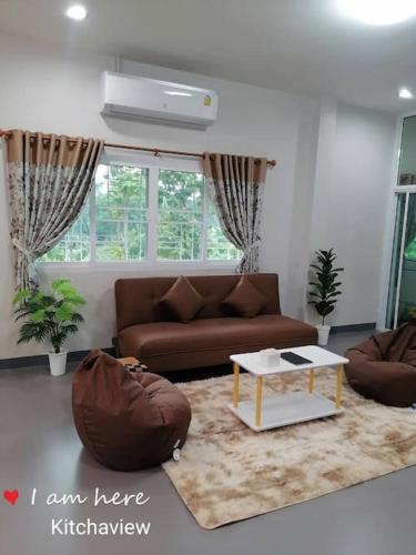 Coin salon dans l'établissement Kitchaview Poolvilla พูลวิลล่า เชียงราย