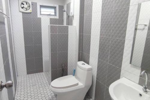 Salle de bains dans l'établissement Kitchaview Poolvilla พูลวิลล่า เชียงราย
