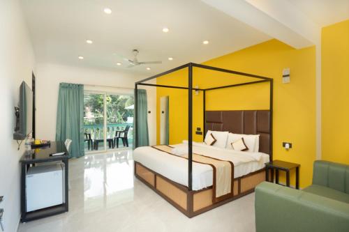 Schlafzimmer mit einem Kingsize-Bett mit Baldachin in der Unterkunft D7 La Serene in Benaulim