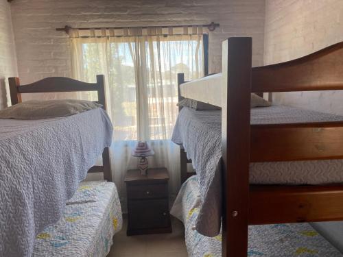 een slaapkamer met 2 stapelbedden en een raam bij Dichato in Punta del Este