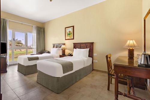 Postel nebo postele na pokoji v ubytování Al Hamra Village Hotel
