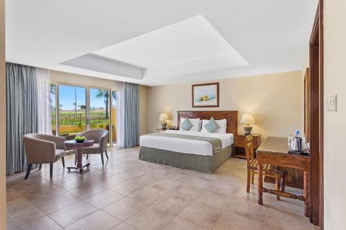 Postel nebo postele na pokoji v ubytování Al Hamra Village Hotel
