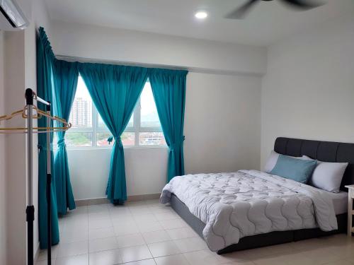 1 dormitorio con 1 cama con cortinas azules y ventana en KAF Homestay for Musliim only with Pool, 3 Bedroom, Smartkey concept, Kids Trampoline, Game console, WIFI, Durioo, en Perai