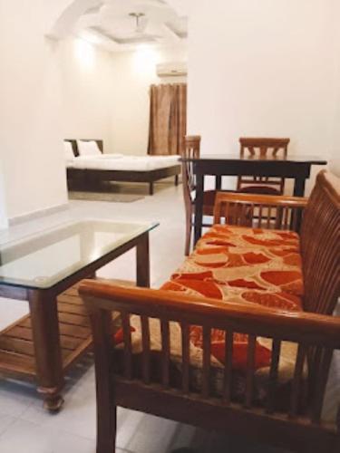 een kamer met stoelen, een tafel en een bank bij Vedic Villa,Varanasi in Varanasi