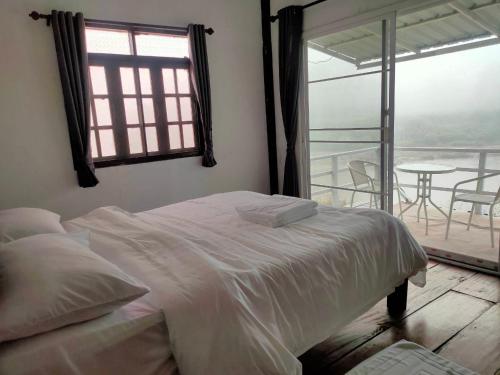 Postel nebo postele na pokoji v ubytování ริมกก โฮมสเตย์ rim-kok homestay