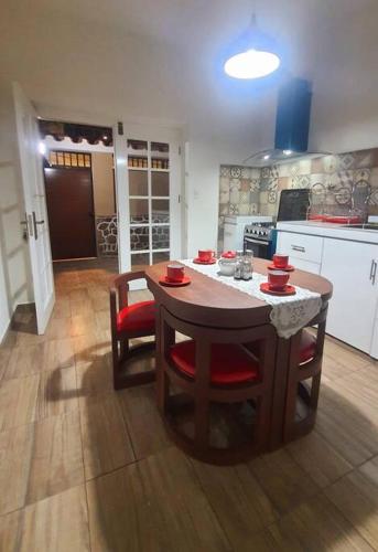 a kitchen with a table and chairs in a kitchen at Apartamento céntrico Frida's todo nuevo in Tarija
