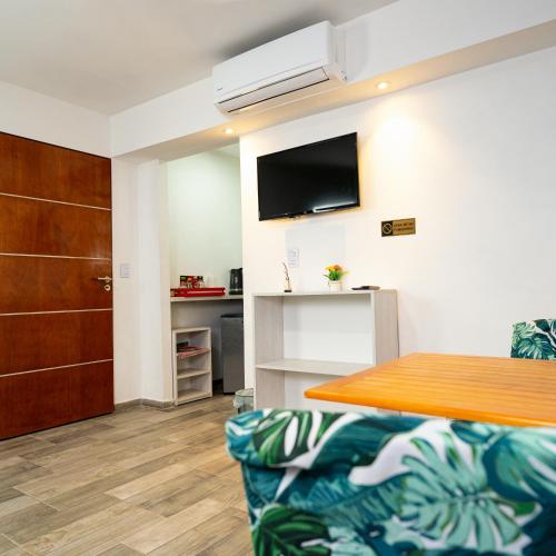 TV a/nebo společenská místnost v ubytování Bambú Hotel