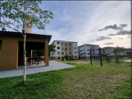 um parque com parque infantil e alguns edifícios em Apê 203 - Encantador em condomínio com piscina em Manaus